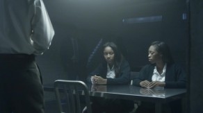 Teen Abbie (Jahnee Wallace, l.) and Teen Jenny (India Scandrick) are interrogated by the police on Sleepy Hollow.