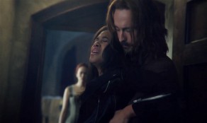 Ichabod-holds-Abbie-after-Frank-dies-Sleepy-Hollow-2x11.bmp-1024x612