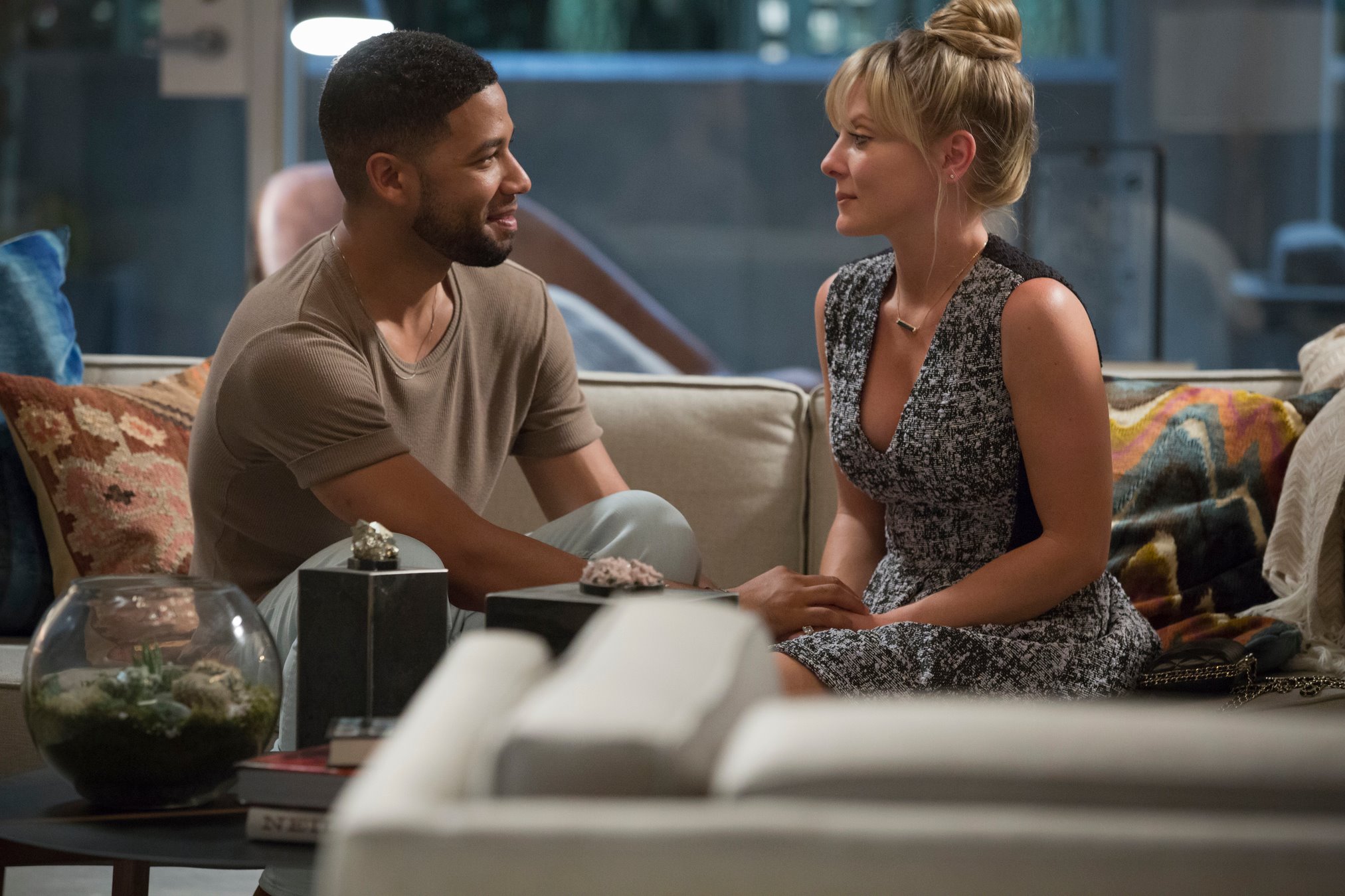 Rhonda (Katlin Doubleday) and Jamal (Jussie Smollet) talk on the sofa.