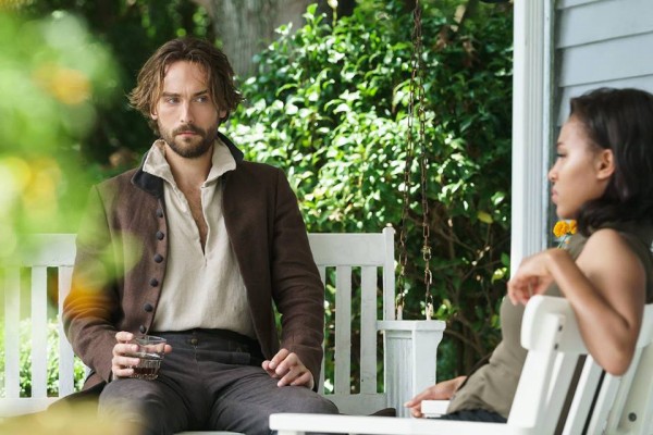 Ichabod Crane (Tom Mison) and Abbie Mills (Nicole Beharie) sitting on the porch on Sleepy Hollow